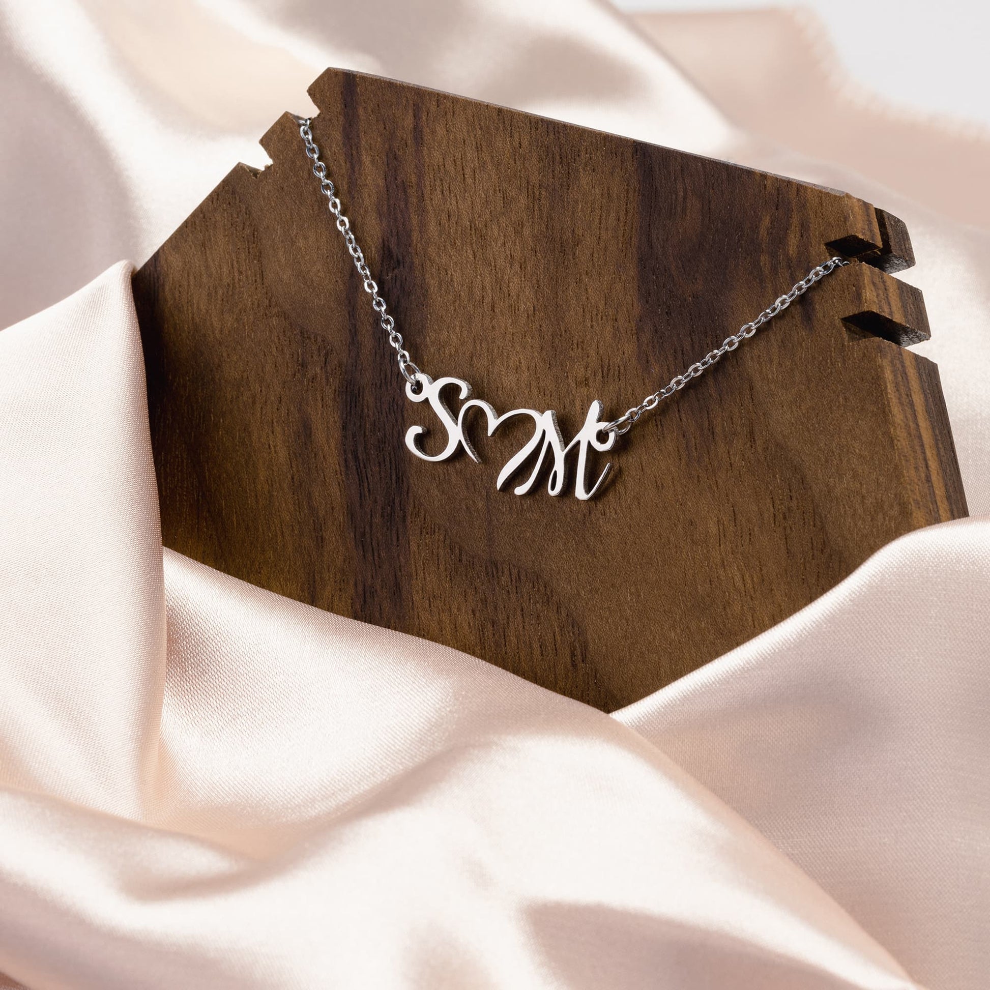 Collier_personnalis_avec_initiales_Mockups_File.jpg_15794482
